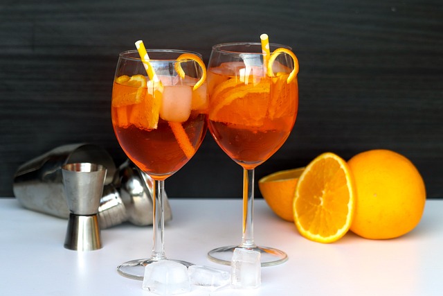 Come fare uno Spritz: guida passo passo per preparare il cocktail veneziano perfetto